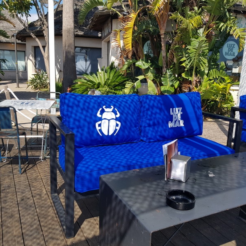 Tapizado mobiliario terraza de verano en la costa de Huelva