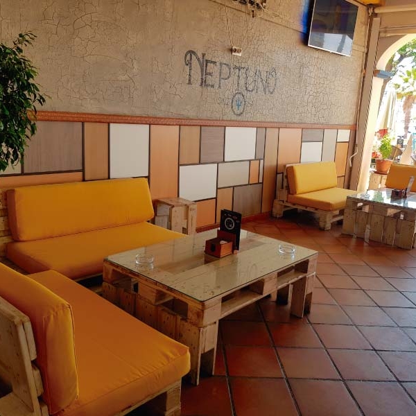 Tapizado mobiliario Café-Pub Neptuno de Huelva